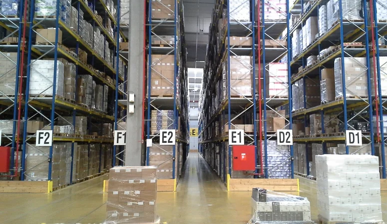 Anyone who wants to store batteries on a large scale—as is the case here in a high-bay warehouse—should consider their service life and safety.