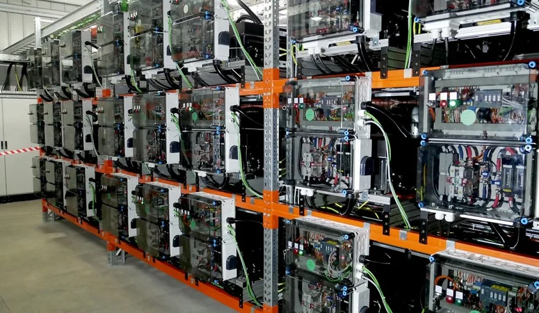 Second-Use-Batteriespeicher auf dem REMONDIS Lippewerk in Lünen bestehend aus 1000 einzelnen Batterien aus Modellen des smart-for-two electric drive.