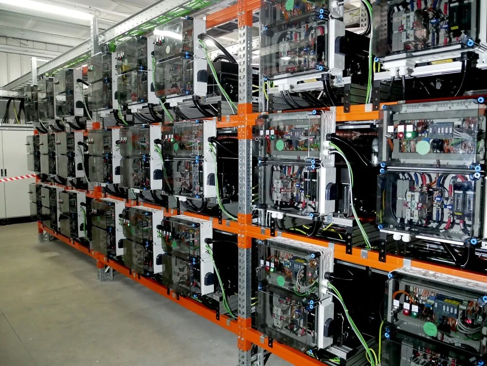 Second-Use-Batteriespeicher auf dem REMONDIS Lippewerk in Lünen bestehend aus 1000 einzelnen Batterien aus Modellen des smart-for-two electric drive.