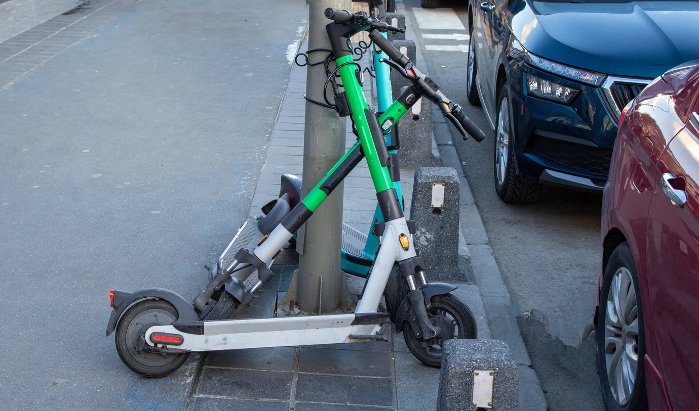Wer seinen alten E-Scooter entsorgen will, darf ihn nicht einfach wie hier am Straßenrand abstellen.