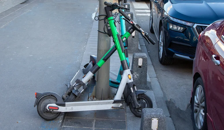 If you want to dispose of your old e-scooter, you can't just leave it at the side of the road as shown here.