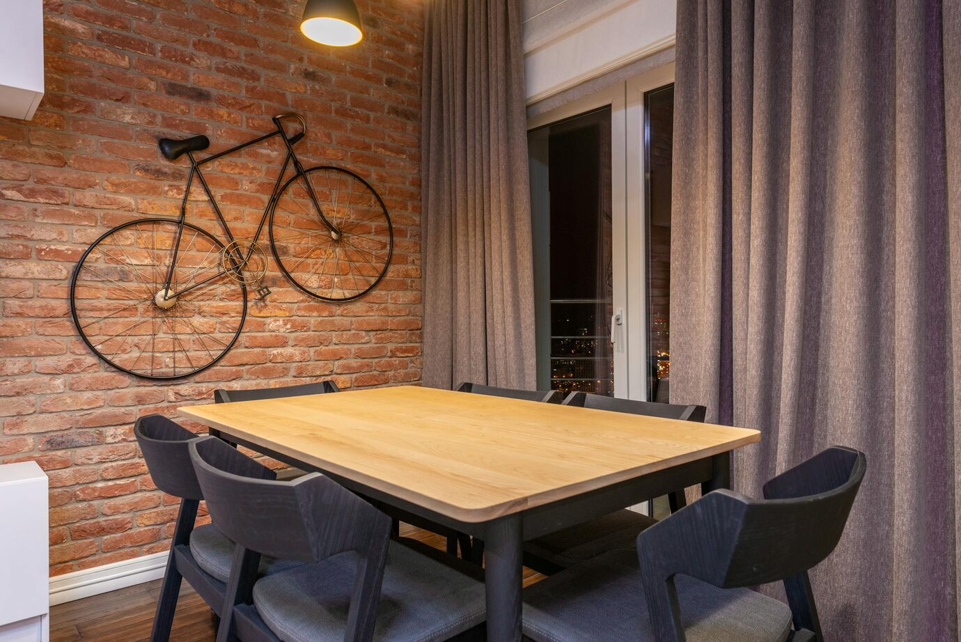 Fahrrad-Deko an der Wand einer Wohnung. Wäre das ein echtes E-Bike, könnte es beim Laden brandgefährlich werden.