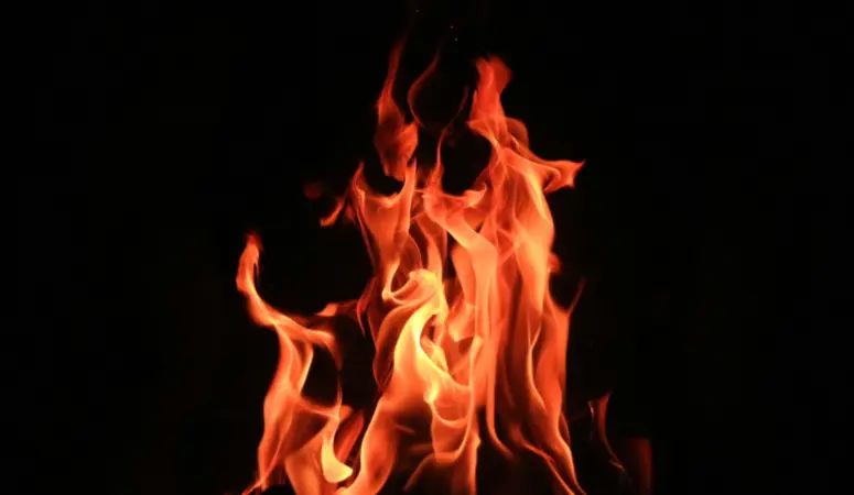  Feuer als Symbolbild für Brand- und Explosionsgefahr bei Lithium-Ionen-Akkus.