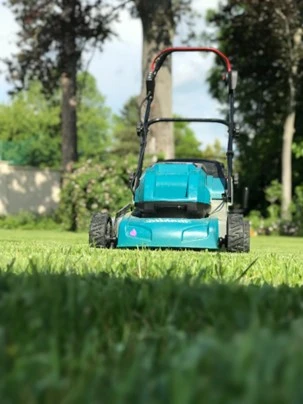 With a cordless lawn mower like this, the battery should be charged after use and then stored separately (cool and dry).