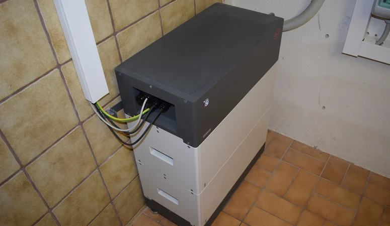 Solar battery weighing a centimetre with 2 modules and 5 KWh storage in a cellar. Disposal is not easy.