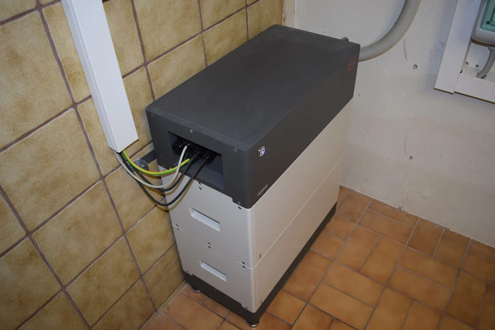 Solar battery weighing a centimetre with 2 modules and 5 KWh storage in a cellar. Disposal is not easy.