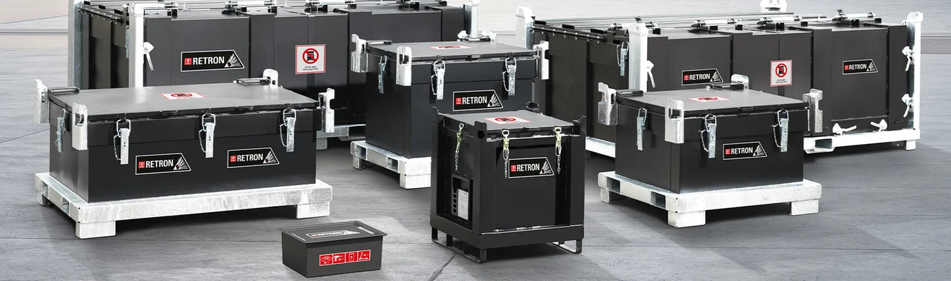 Die feuerfesten Behälter der RETRON-Familie. Damit lassen sich auch kritisch defekte Batterien von E-Autos mit hoher Reichweite sicher transportieren.
