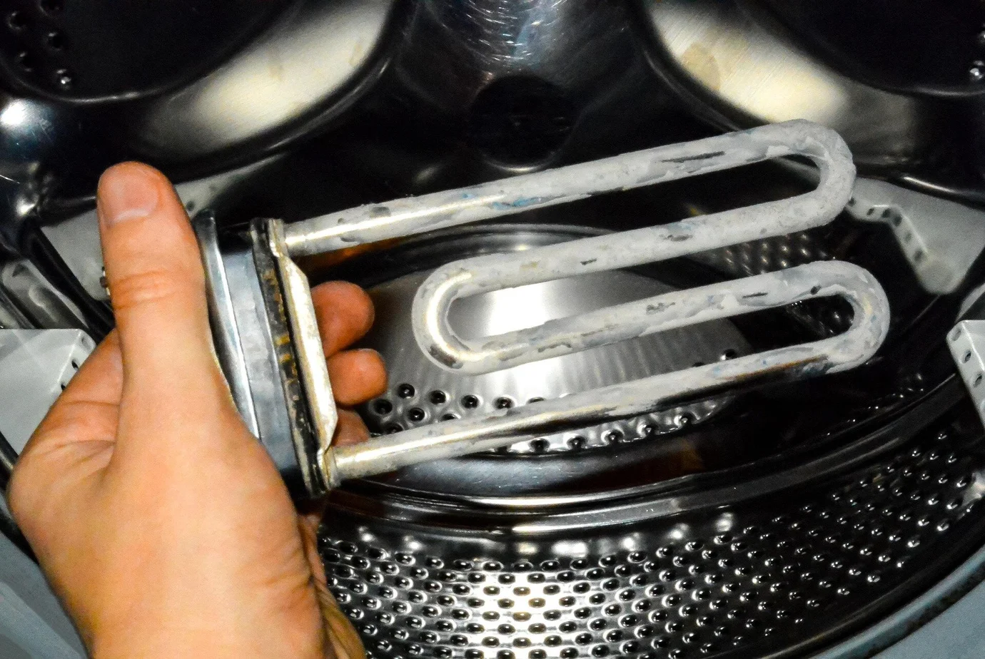 Limescale deposits on the heating element of a washing machine. Lime could be a raw material for calcium batteries in the future.