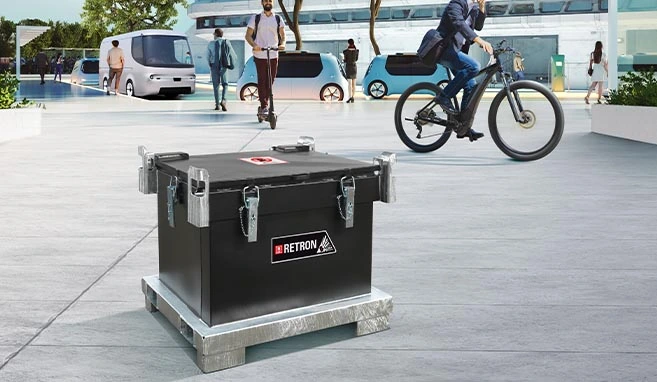 Akku-Transportbox auf einer Palette zum einfachen und sicheren Verladen und Transportieren der Batterien und Akkus.
