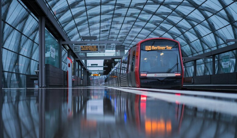 Eine U-Bahn in Hamburg. Hier darf man keine E-Roller mitnehmen, in Hamburger Bussen, Fähren und anderen Bahnen schon.