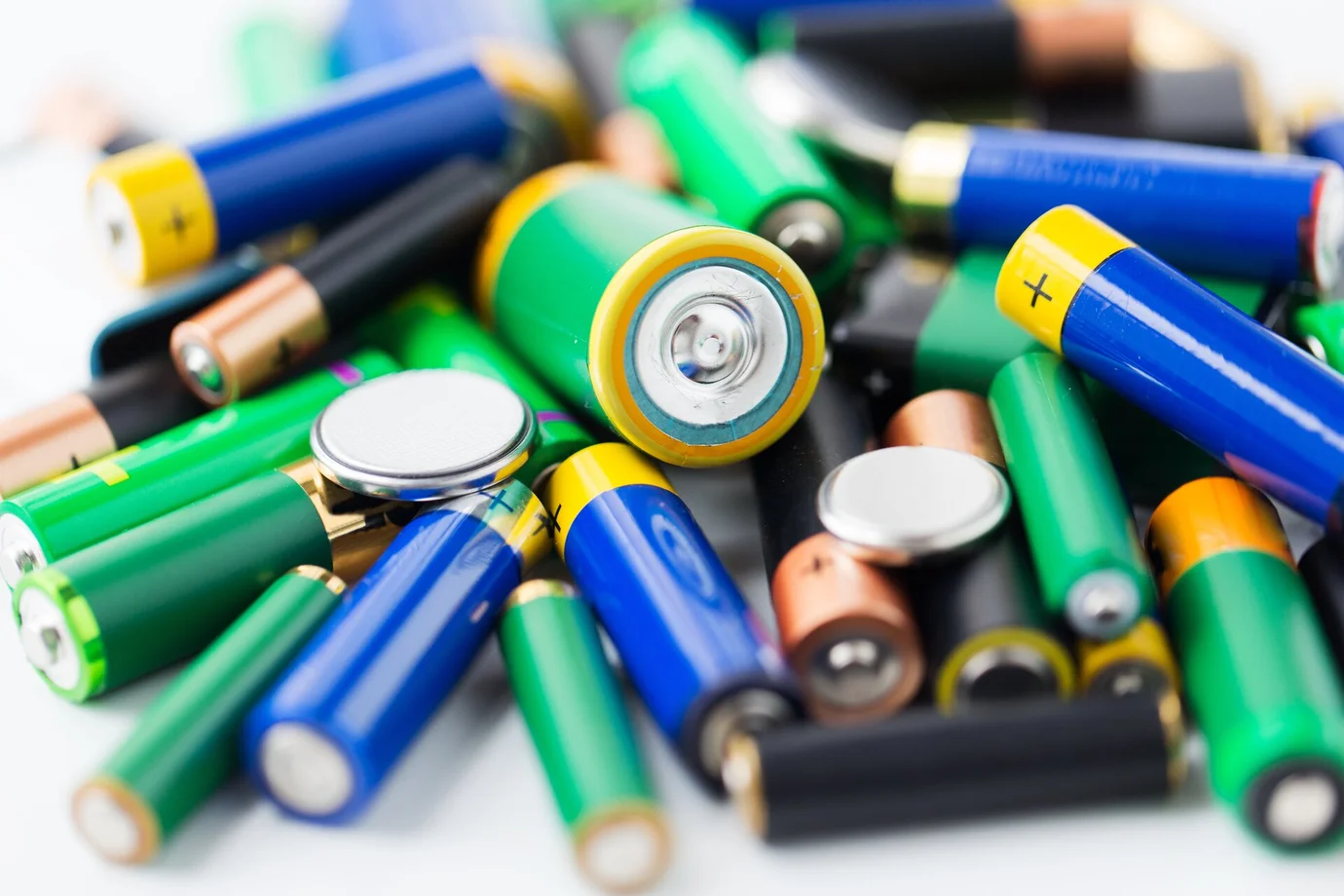 Schnittmodell einer Batterie mit sichtbaren Schichten.