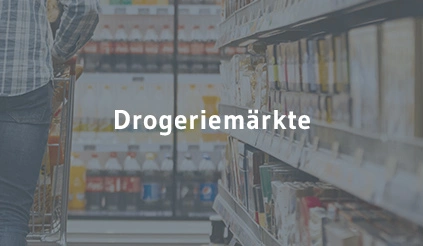 Drogeriemarkt, der Lithium-Ionen-Akkus und Batterien aus Waren wie Lockenstäben und Spielzeugen mit Batterien lagert und entsorgt
