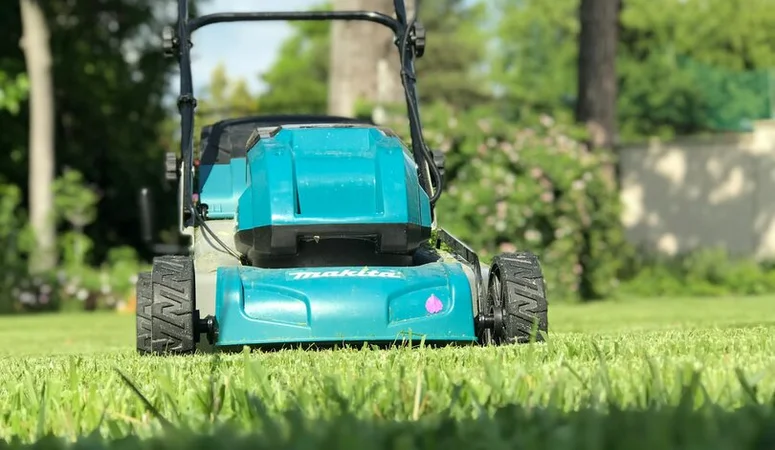 Bei einem Akku-Rasenmäher wie diesem sollte man die Batterie nach Gebrauch laden und dann separat (kühl und trocken) lagern.