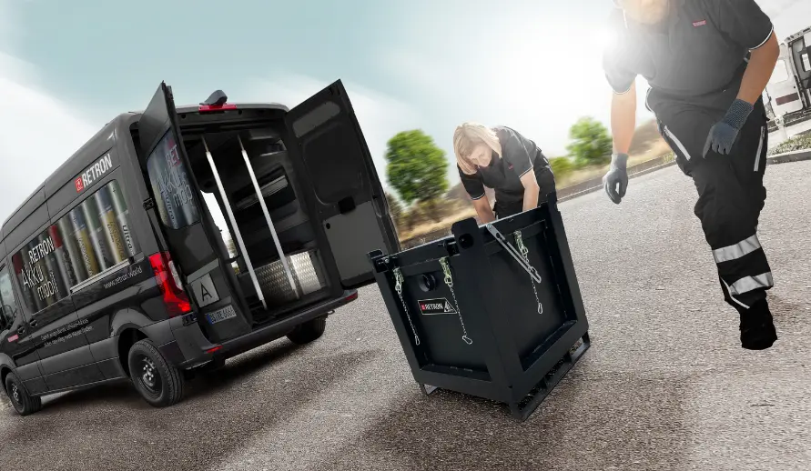 RETRON-Mitarbeiter verladen defekte Lithium-Ionen-Batterien zum Gefahrgut-Transport in einem feuerfesten Sicherheitsbehälter.