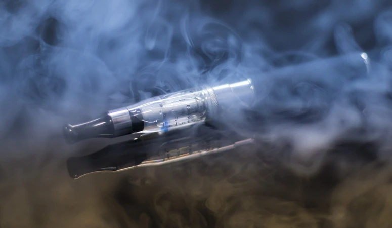 Hat eine E-Zigarette wie diese ausgedient, muss sie entsorgt werden. Problematisch sind die Akkus und die (teilweise giftigen) Liquids der E-Vapes.
