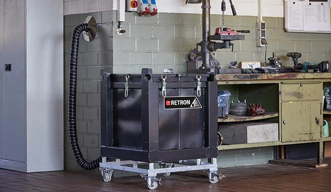 Mit einer solchen Akku Safe-Box von RETRON kann man Lithium-Ionen-Akkus sicher lagern. Wer will kann sie auch wie hier auf Räder stellen und so einfach verschieben.