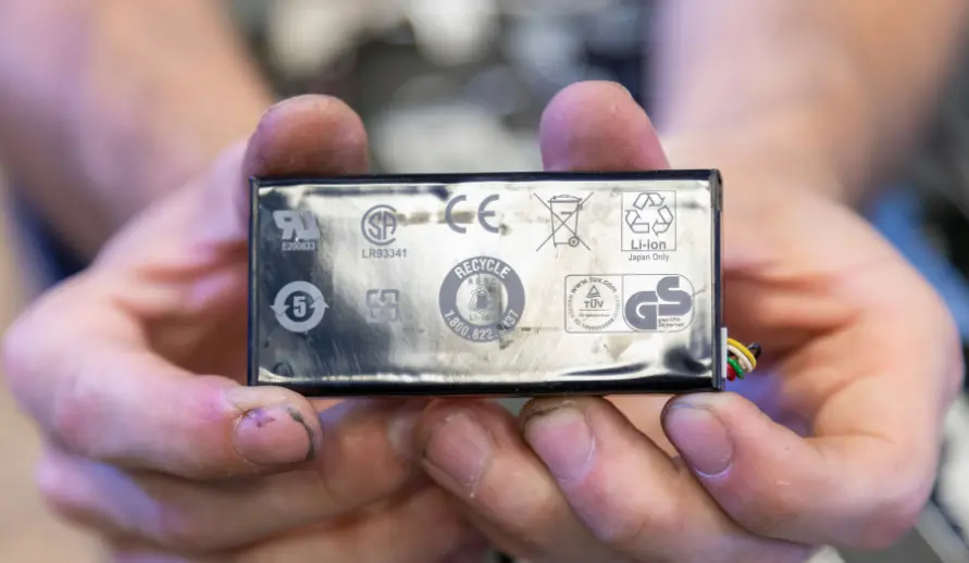 Rechteckiger Lithium-Ionen-Akku zum Einbau in ein Gerät.