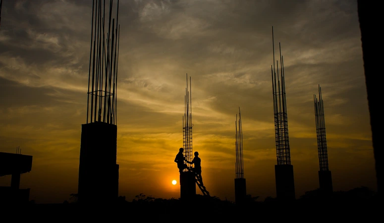 Craftsmen on a construction site. Thanks to the craftsmen's regulation, the ADR special provisions for dangerous goods apply to them only to a limited extent when transporting tools and materials to the construction site.