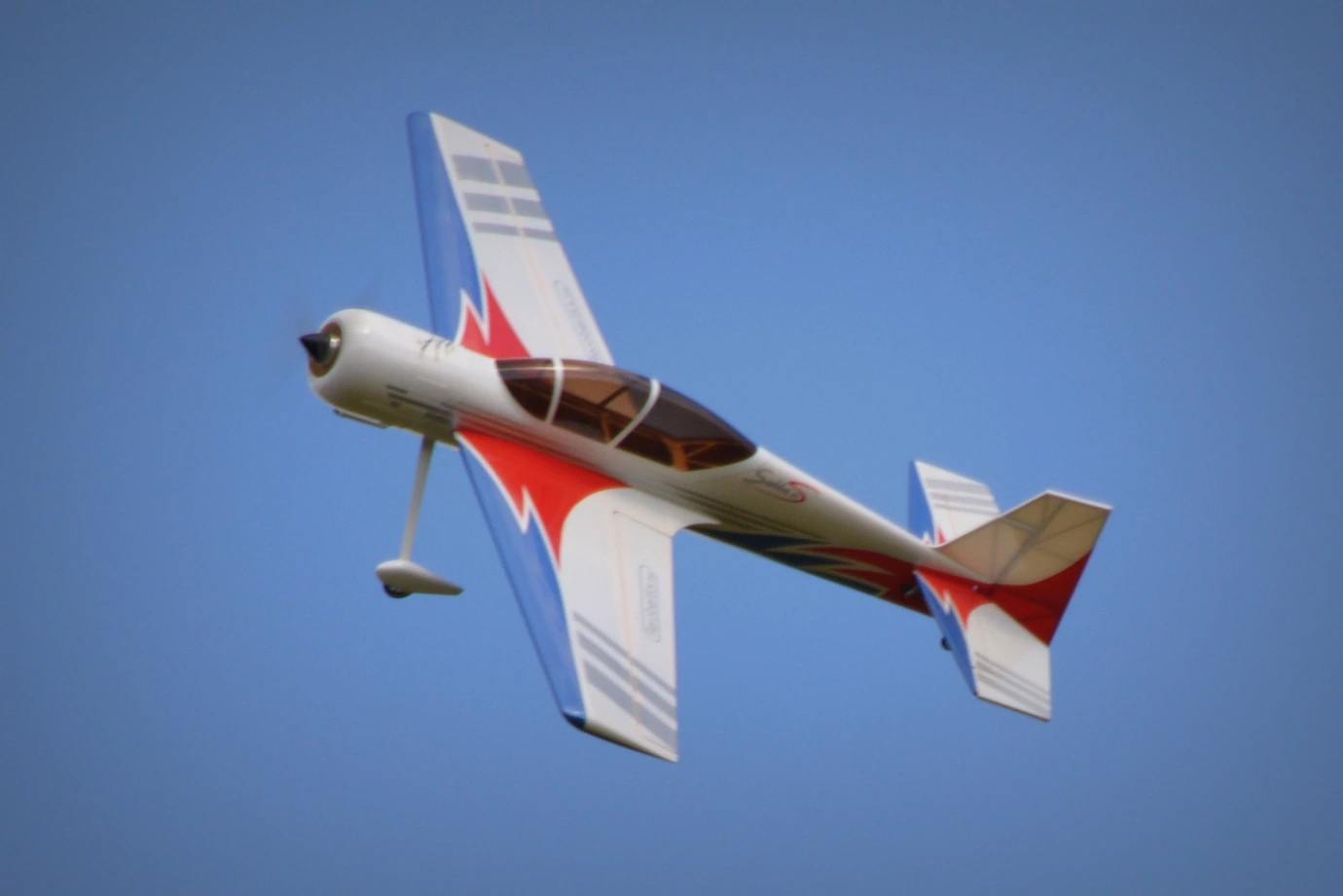 Ein Modellbau-Flugzeug wird von einem LiPo-Akku angetrieben.
