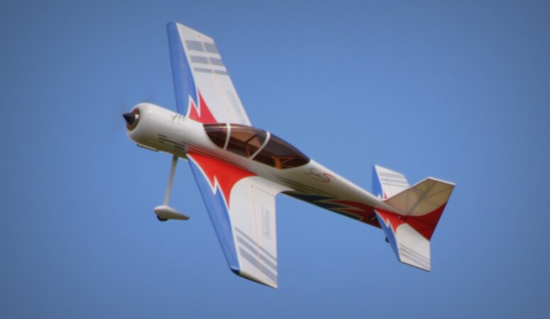 Ein Modellbau-Flugzeug wird von einem LiPo-Akku angetrieben.