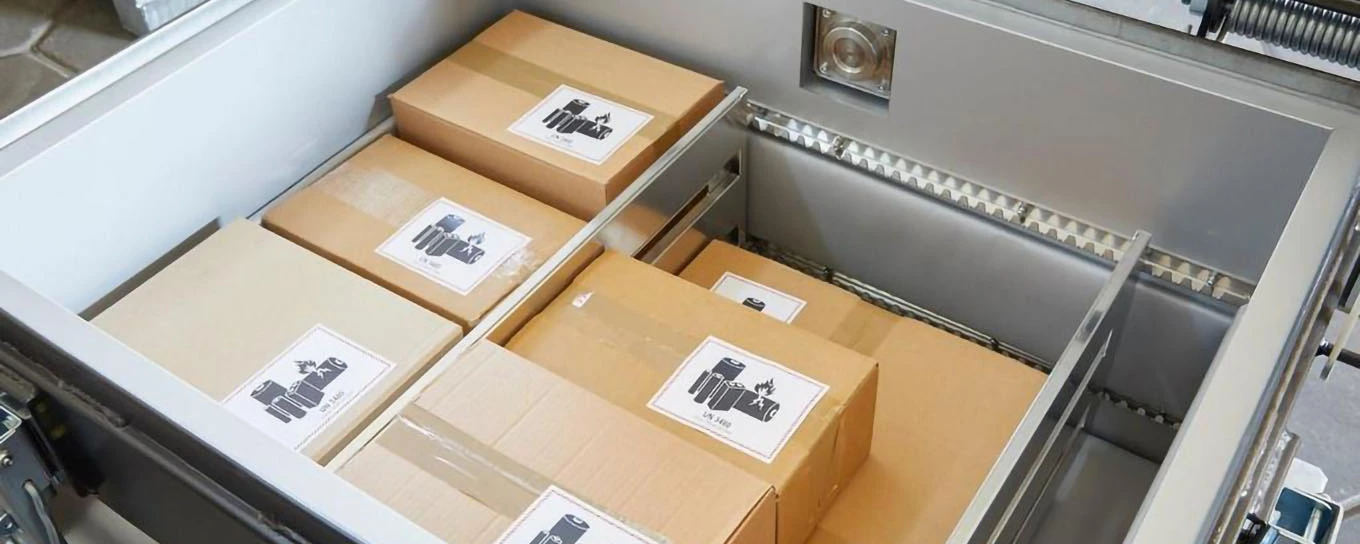 Innenansicht volle Akku Sicherheitsbox RETRON 460