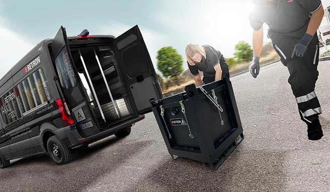 Zum sicheren Transport von Akkus und Batterien werden diese in eine Akku-Transportbox eingeladen.