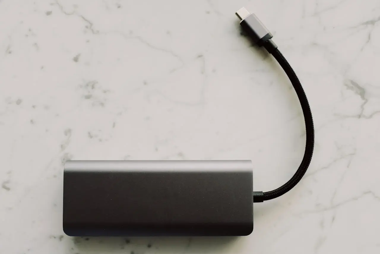 Schwarze Powerbank mit Kabel: Bis 100 Wh bzw. 27.000 mAh darf sie im Handgepäck ins Flugzeug mitgenommen werden.