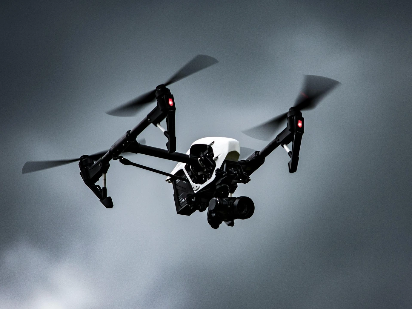 Eine DJI-Drohne im Flug. Der Akku kann brennen, wenn er beschädigt wird.