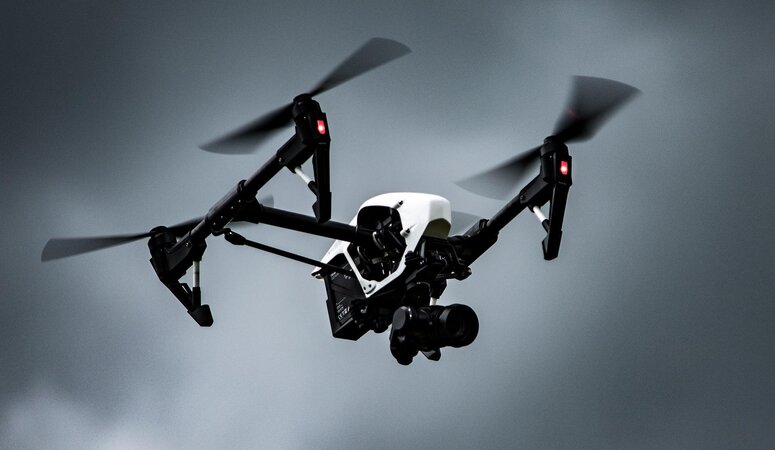 Eine DJI-Drohne im Flug. Der Akku kann brennen, wenn er beschädigt wird.