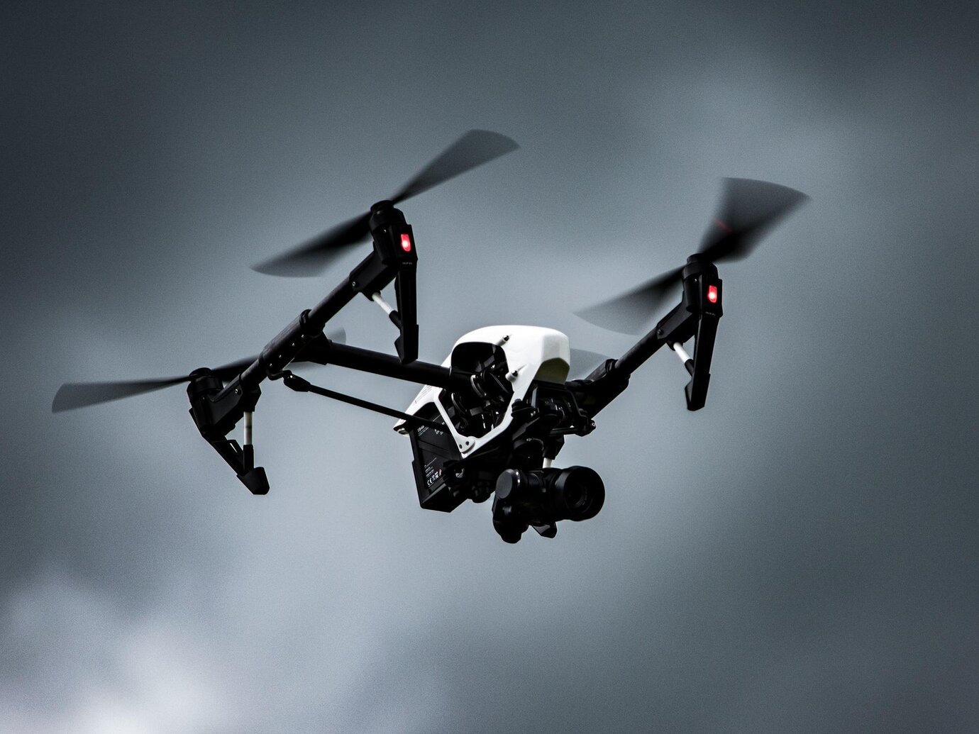 Eine DJI-Drohne im Flug. Der Akku kann brennen, wenn er beschädigt wird.