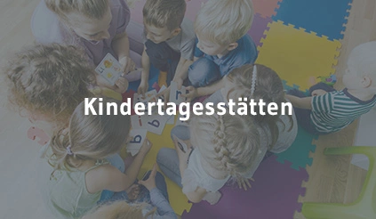 Kinderzimmer, in dem Lithium-Ionen-Akkus in elektrischen Spielzeugen verwendet werden