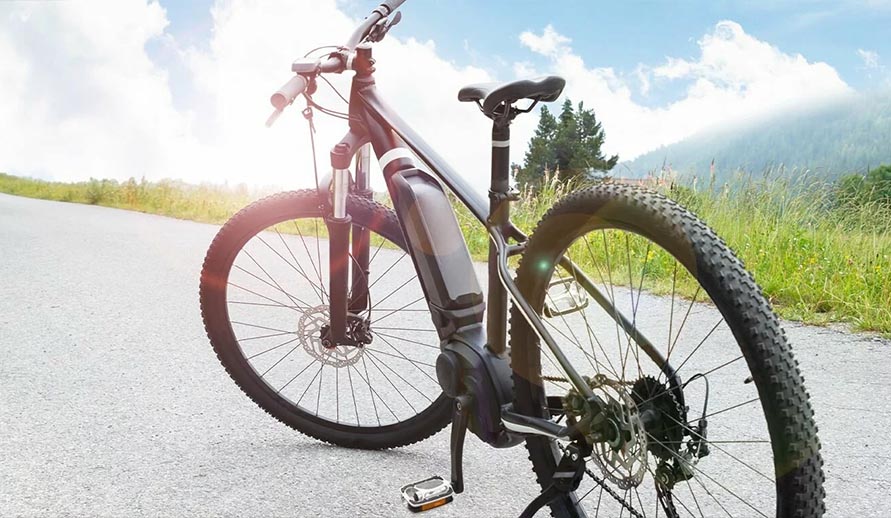 E-Bike mit abnehmbarer Batterie, die in einer feuerfesten Box für e-Bike-Akkus gelagert werden kann.